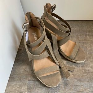 WOMENS SIZE 11 STRAPPY WEDGE SANDALS